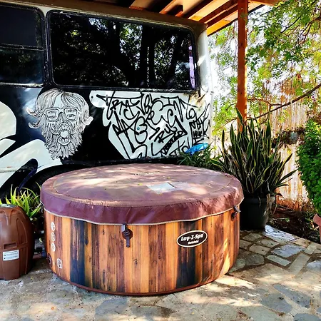 - Magic Bus - Kemping